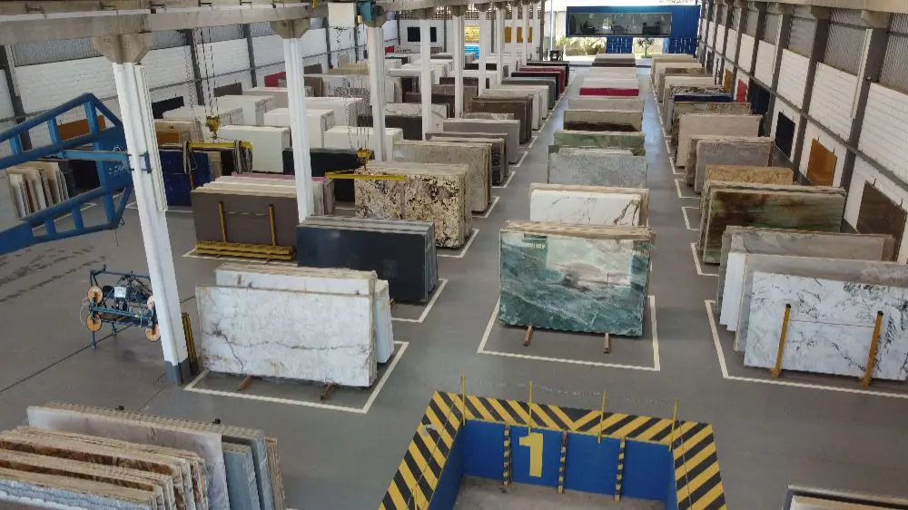 Estoque interno da Oceans Creative Stones com diversas chapas de pedras ornamentais